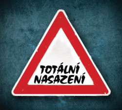 TOTÁLNÍ NASAZENÍ • ZBYTEČNÁKAPELA.CZ