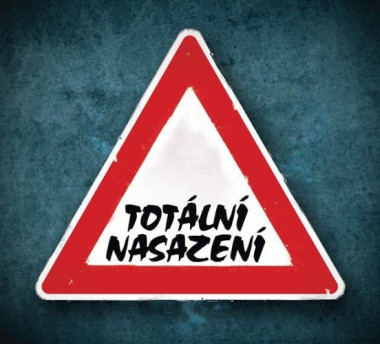 TOTÁLNÍ NASAZENÍ • ZBYTEČNÁKAPELA.CZ